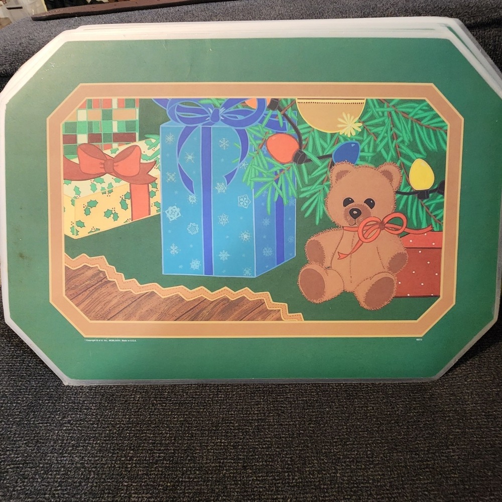 Set Of 8 Vintage 1985 Vinyl Christmas Ogtagonal Double-Sided Placemats Green Red